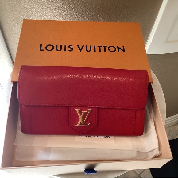 Handbags - Louis Vuitton Lockme Wallet EUC CA4125 serial